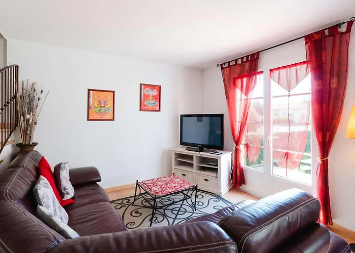 4 Pieces Pour 6 Personnes Avec Terrasse, Jardin, Garage Et Wifi A - Fr-1-409-136 *